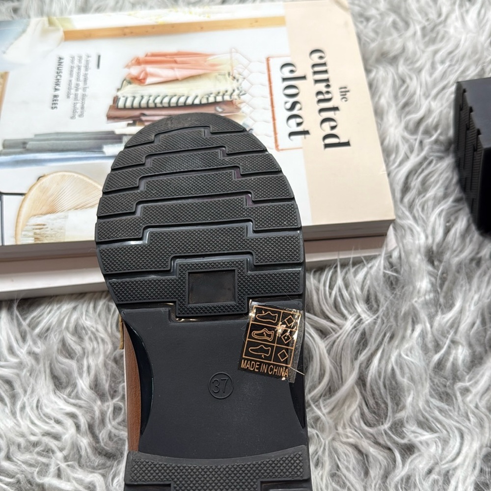 Vintage-Inspired Brown & White Old Money Loafers with Gold Buckle G Detail - Picture 7 of 7
